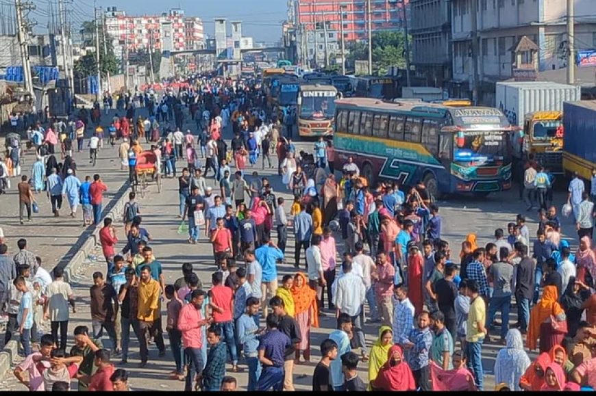 গাজীপুরে ৪৮ ঘণ্টা পরও ঢাকা-ময়মনসিংহ মহাসড়ক ছাড়েননি শ্রমিকেরা, দুর্ভোগে যাত্রীরা