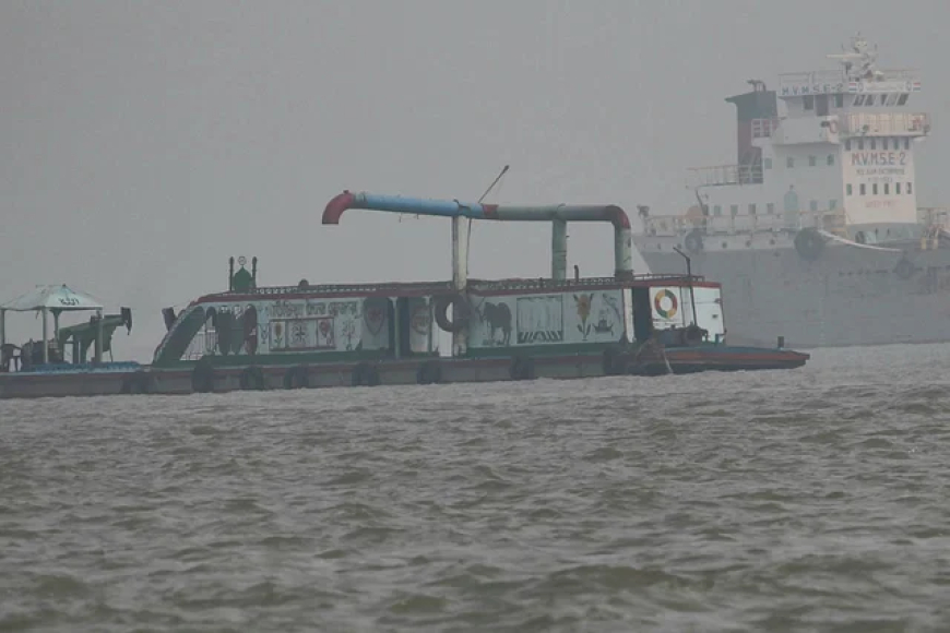 মেঘনা নদী থেকে বালু তোলা নিয়ে বিএনপির দুই পক্ষের সংঘর্ষে আহত ৫