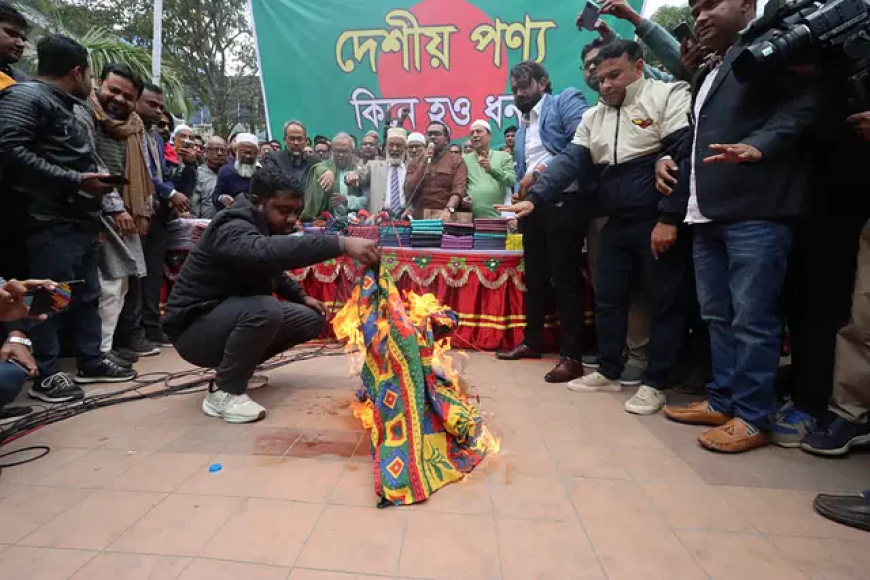 এবার বিছানার চাদর পুড়িয়ে ভারতীয় পণ্য বর্জনের আহ্বান রিজভীর