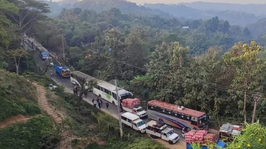 খাগড়াছড়ির আলুটিলায় পর্যটকবাহী বাস উল্টে আহত ১৭ জন