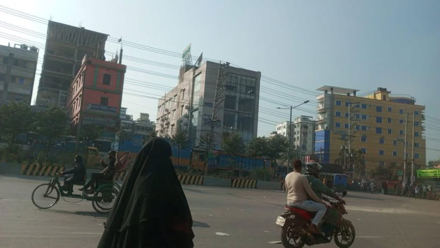 শিক্ষার্থী নিহত হওয়ার প্রতিবাদে ঘাতকদের শাস্তির দাবীতে রাস্তা বন্ধ করে আন্দোলন করছে শিক্ষার্থীরা।